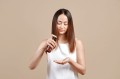 Wygładzająco – nabłyszczająca maska laminująca do włosów z 3% VegeKer - Plus i 2% oleju z nasion piany łąkowej Make Me Shine 140 ml - Veoli Botanica