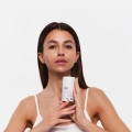 Szerokopasmowy lekki krem ochronny przeciw fotostarzeniu o działaniu nawilżająco-łagodzącym SPF 50+, UVA, UVB, PA++++, HEV/IR But First, Sunscreen 50 ml - Veoli Botanica