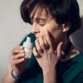 Liftingująco-ujędrniający krem pod oczy z peptydem biomimetycznym kofeiną i kwasem hialuronowym 15 ml - iossi