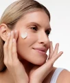 Emulgujące masełko łagodzące do zmywania makijażu i SPF do skóry naczyniowej Melt with Kindness 40 g - Veoli Botanica
