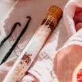 Sól do kąpieli w fiolce Różowy grejpfrut z wanilią 78 g - Miodowa Mydlarnia