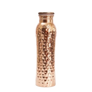 PRZECENA! 30% (produkt z defektem) Butelka z młotkowanej miedzi na wodę Hammered Curve 900 ml - Forrest and Love