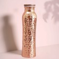 Butelka z młotkowanej miedzi na wodę Hammered Curve 900 ml - Forrest and Love